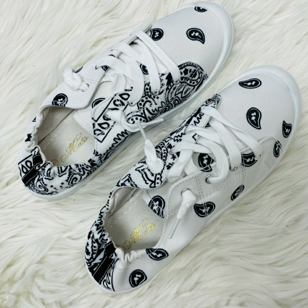 ‼️CLEARANCE PRICE FIRM‼️White Bandana Sneakers🖤🤍 - Picture 5 of 9